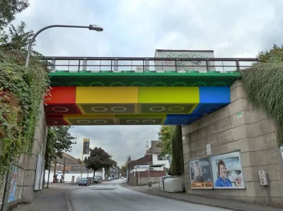 WuDwaKa - Most w Wuppertal pomalowany w klocki lego.

#niemcy #lego #mosty #geniuszew...