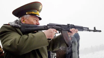 jaxonxst - Mikhail Kalashnikov (1919-2013) celuje z wynalezionego przez siebie karabi...