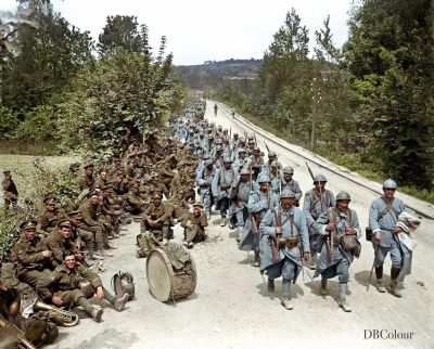 wojna - Francuska piechota wracająca przez Passy-sur-Marne mija brytyjskich żołnierzy...