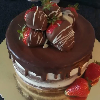 SlodkaMi - Tort z czekolada i truskawkami :D Kto wpada na kawalek ? 
#gotujzwykopem ...
