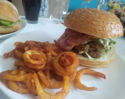 SlodkaMi - Co na obiad ? domowe burgery ❤️ #niebieskipasek zadowolony 

Burger z po...