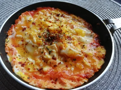 arinkao - Jajecznica na pomidorowym purée (｡◕‿‿◕｡)

#gotujzwykopem #arinkaofood