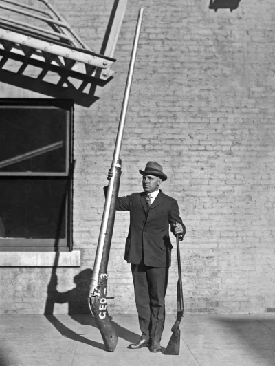 myrmekochoria - George A. Lawyer z nielegalną strzelbą (3,3 m, 113 kg), USA 1920. Pon...