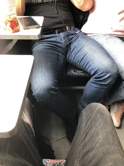 klocus - Elo. Kłócę się z gościem w pociągu, który trzyma swoje stopy w skarpetach na...