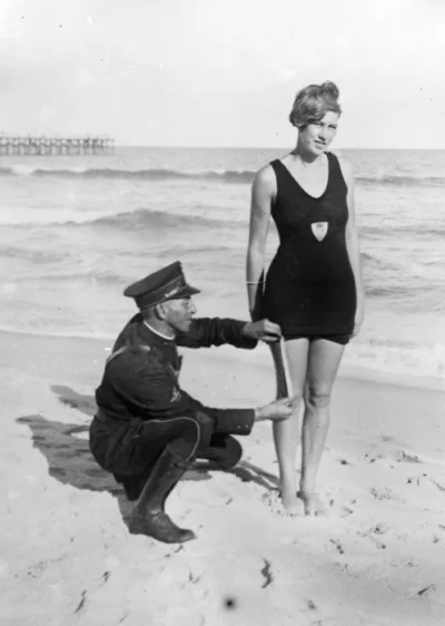 miiszcz - West Palm Beach 1925, policjant mierzy długość stroju kąpielowego