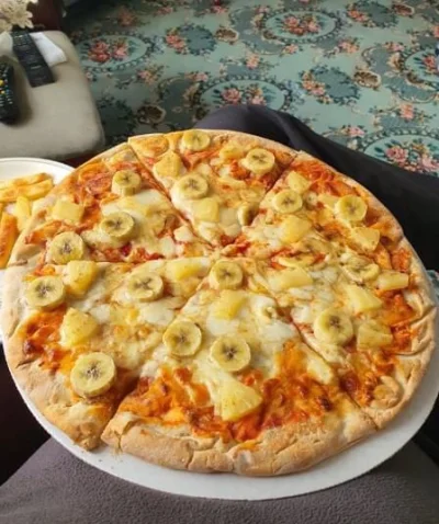 Bonzai5 - Klasyczna pizza z ananasem i bananem, reflektujesz? #pizza #pizzazananasem ...