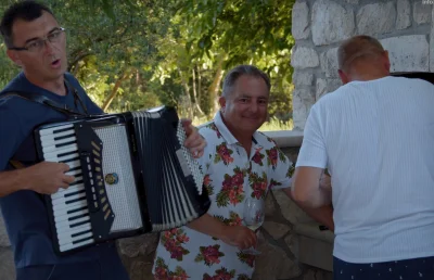 SerniczeQ - jak można tego Pana nie lubić, obecnie to najlepszy serial w sezonie ogór...