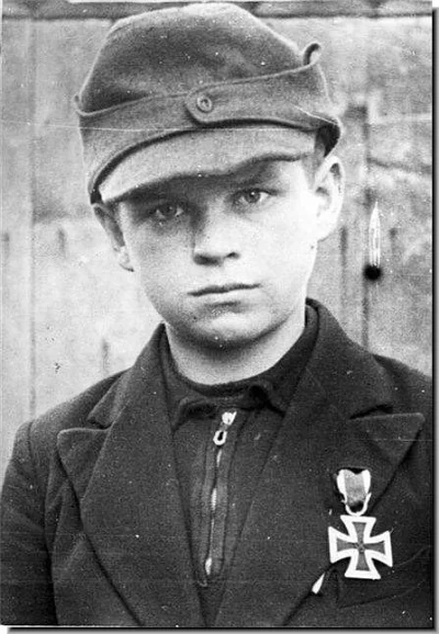 myrmekochoria - Niemiecki żołnierz odznaczony Żelaznym Krzyżem, 1945. 

#starszezwo...