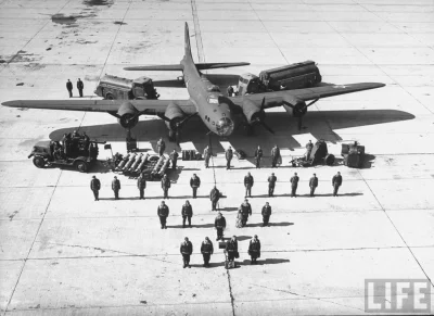 myrmekochoria - Załoga i serwisanci potrzebni (35 osób) do "obsłużenia" Boeing B-17 F...