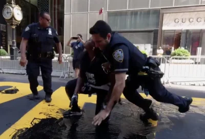 j.....y - Patrząc na tą glebę policjanta zastanawiam się czy oni działali zgodnie z p...