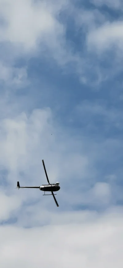Miijjii - Co to za helikopter?
Lata bardzo nisko nad Katowicami.

#katowice #helikopt...