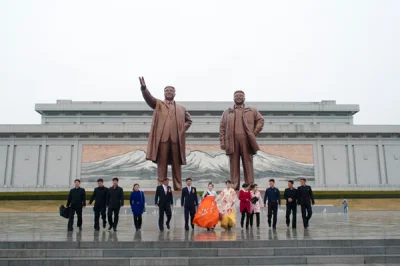 m.....o - w Korei pary młode też chodzą oddawać hołd zmarłym przywódcom.