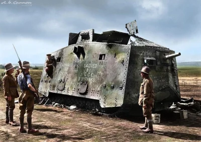 wojna - Żołnierze 26. Australijskiego Batalionu przechwytują uszkodzony niemiecki czo...
