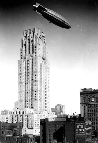 myrmekochoria - Sterowiec nad budynkiem kanadyjskiego banku, Toronto 1930. 

#stars...