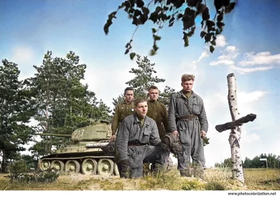 wojna - Załoga radzieckiego czołgu t-34-85 składa hołd przy grobie poległego żołnierz...