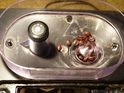 Kulek1981 - Pojemnik na kawę na dwa wkręty torx 15.
Brak widocznych anomalii. Trochę ...