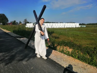 DzonySiara - Wiecie, że ten typek chodził po Polsce, wyruszył z miejscowości Różaniec...