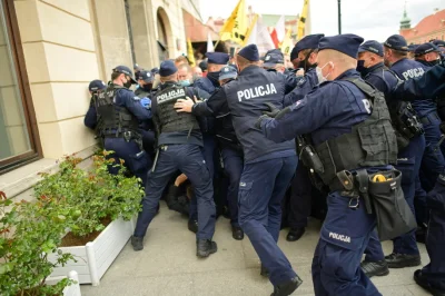 Soojin21 - Policja zamyka w kordonie zorganizowanych przestępców i częstuje ich gazem...