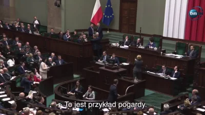 SzotyTv - Kobitka sobie makijaż poprawiała no co Wy xD ( ͡° ͜ʖ ͡°)