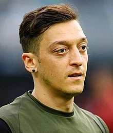 a.....1 - @portomaszborewicz: Mesut Özil i jego wytrzeszcz