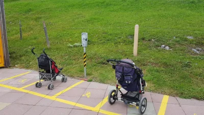 s.....1 - Z cyklu ciekawostki o Szwajcarii:

Parking w górach na wózki dla dzieci. Ok...