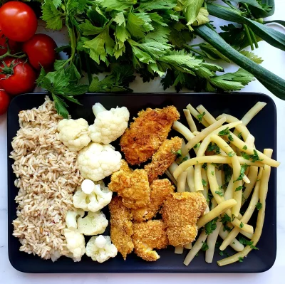 fit-przepisyedupl - Dziś pyszny obiad! Stripsy z kurczaka, brązowy ryż i warzywa!

...