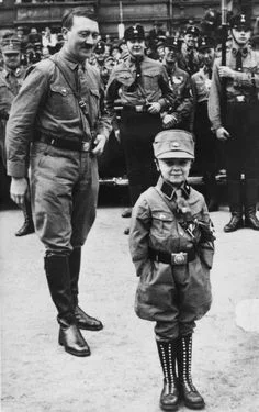 rifraw - 11 letni JurgenIsWunderbar z Tatą na zlocie DragNazii w Berlinie 1941 rok. N...