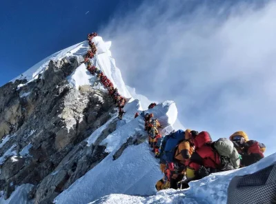 npwjsn - Tutaj też się pchają... Kolejka na Mount Everest