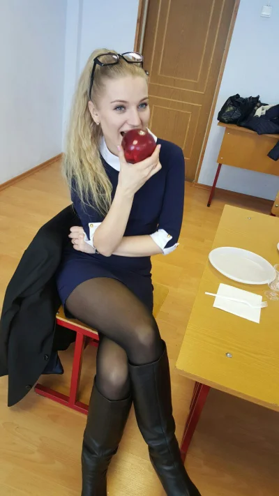 Namiestnik - Komu jabłuszka? 乁(♥ ʖ̯♥)ㄏ

#namiestniczki #owocowasroda #rajstopy #nogi ...