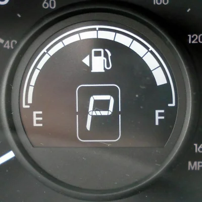 papiezfranciszek - W wielu samochodach przy oznaczeniu poziomu paliwa w baku można zn...
