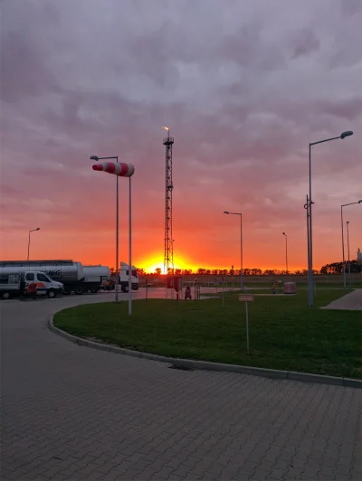 Jelon7 - Czasem trafi się w #praca fajny zachód słońca
#fotografia #oneplus6