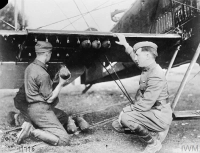 myrmekochoria - Amerykańscy żołnierze uzupełniają arsenał w bombowcu Breguet 14 przed...