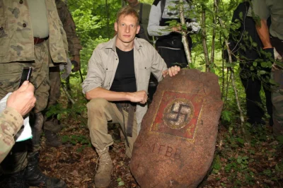 Zwiadowca_Historii - Saper odkrywa głaz batalionu ochrony Hitlera w Wilczym Szańcu. W...
