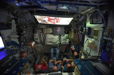 cyberpunkbtc - Załoga ISS oglądająca gwiezdne wojny.
#ciekawostki #kosmos #spacex #i...