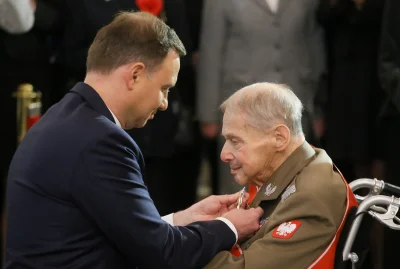 O.....k - Prezydent Andrzej Duda odznaczający podówczas generała brygady Janusza Broc...