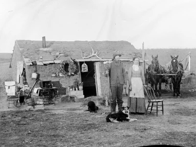 myrmekochoria - Małżeństwo przed swoim domem na prerii, Nebraska, II połowa XIX wieku...