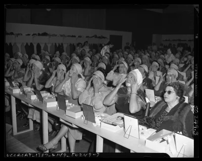 myrmekochoria - Panie nakładają makijaż podczas wykładu kosmetyczki, Los Angeles 1950...