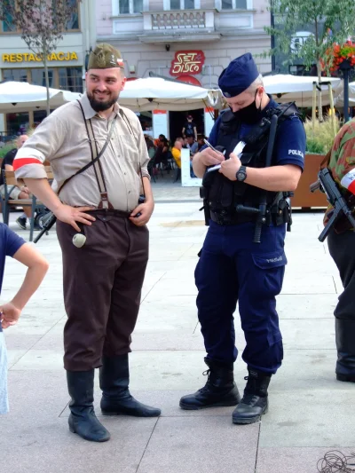 AndrzejDudaKrolemJest - Gestapo aresztuje powstańca. Warszawa, 1944, koloryzowane.

...