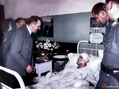 myrmekochoria - Adolf Hitler odwiedza ofiary zamachu 20 lipca. Pan leżący w łóżku to ...