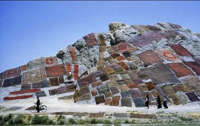 myrmekochoria - Umyte dywany schnące na kamieniach niedaleko Teheranu, 1972.

#star...