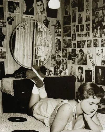 myrmekochoria - Nastolatka w swoim pokoju "wystrojonym" w Elvisa, lata 50. XX wieku
...