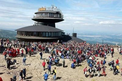 Malinowy_nos - Tutaj im nie przeszkadza zagrożenie koronawirusem w szkole już tak... ...