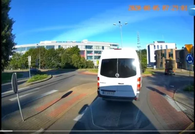 sphinxxx - Dlatego trzeba wozić kamerkę. Idealnie widać, że w momencie, gdy bus wjeżd...