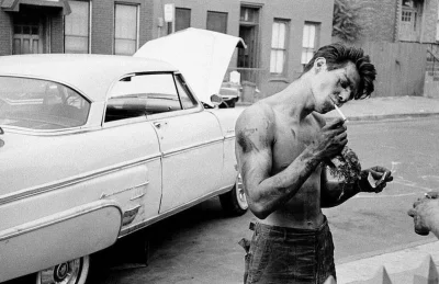 myrmekochoria - Greaser pracuje nad swoim samochodem, lata 50. XX wieku. Coś dla pań,...