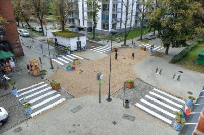 a.....1 - Ale o co chodzi? Gdańsk wydał 120 tys, żeby taka plaże mieć na ulicy.