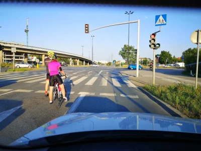 Casuperu - Ja nie wiem co ci pedalarze mają w mózgu. Po prawej ścieżka ale nieeeee - ...