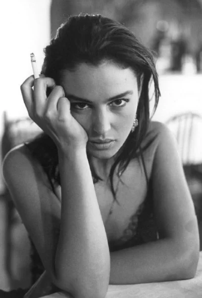 myrmekochoria - Monica Bellucci, Sycylia 1991. 

#starszezwoje - tag ze starymi gra...