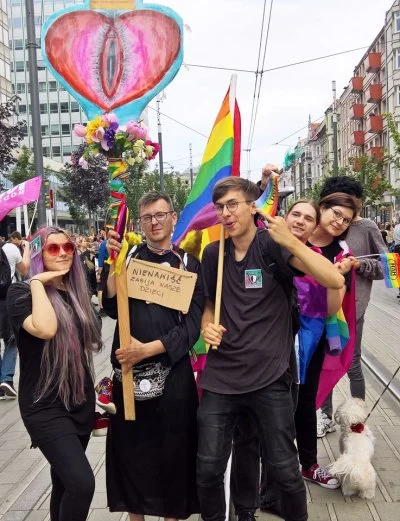 B.....1 - Ten albo ta ziomek który trzyma tęczową flage i ma okulary to mężczyzna czy...