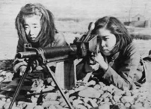 jaxonxst - 2 Wojna światowa, japońskie dziewczyny trenują przy użyciu karabinu maszyn...