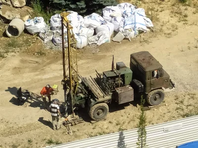 zuba - Hej Mireczki, mamy z niebieskim pod oknem budowę i dzisiaj od rana stoi na nie...